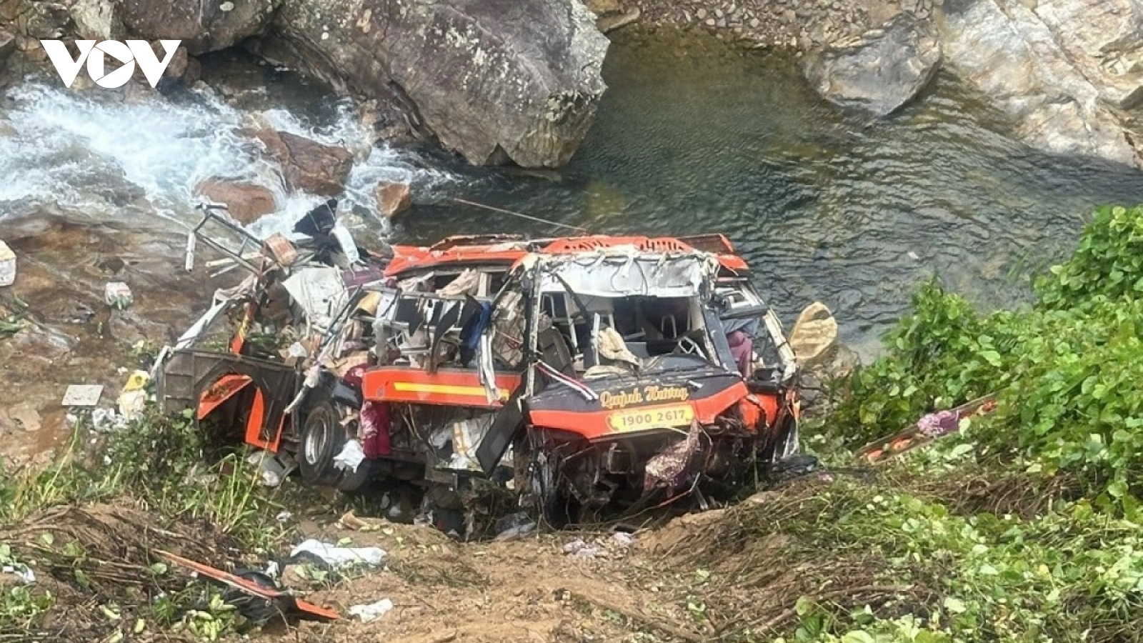 Nguyên nhân sơ bộ vụ xe khách lao xuống vực trên cao tốc La Sơn- Túy Loan