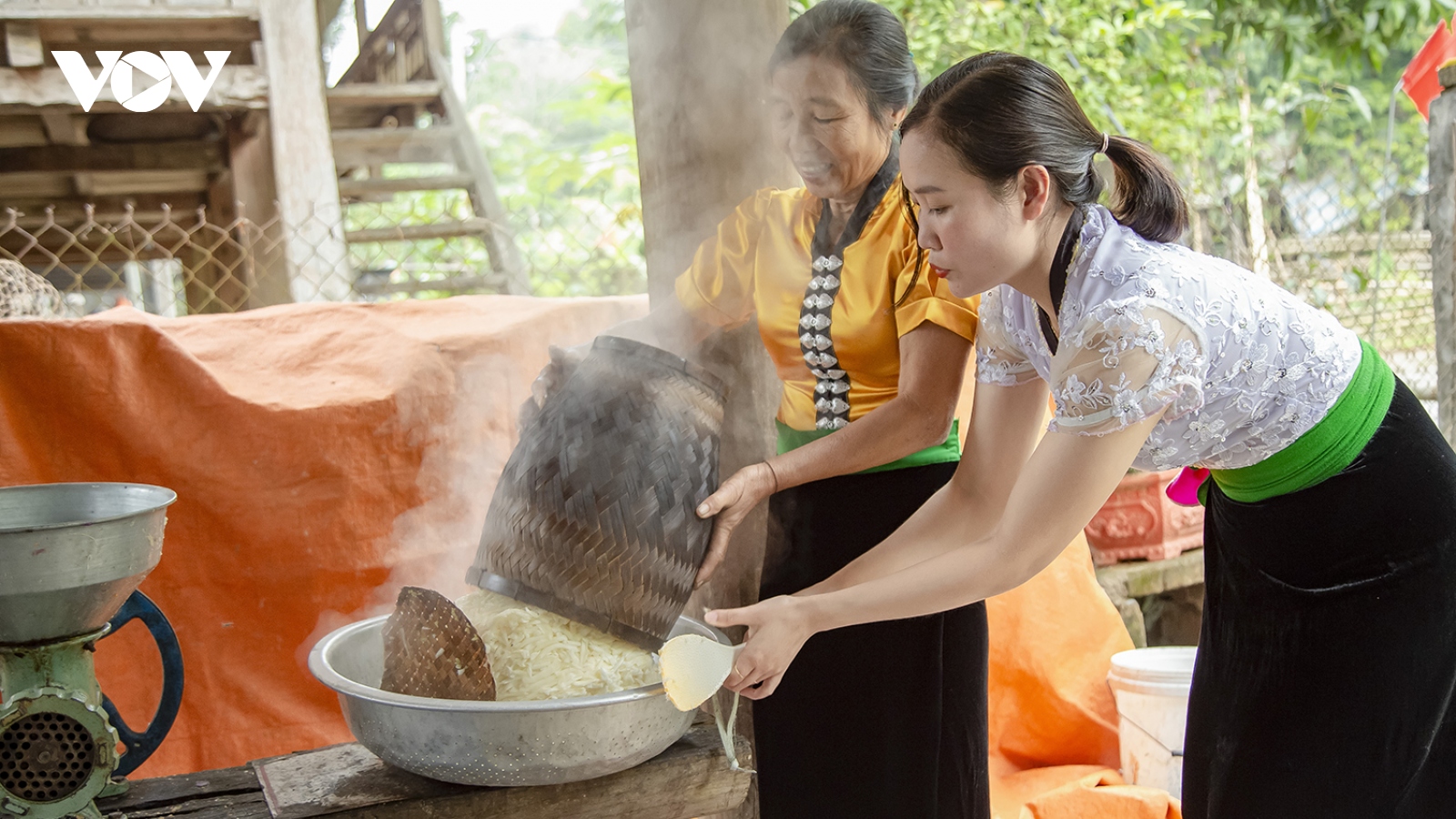 Người Thái trắng làm bánh "Khẩu xén" đón xuân sang