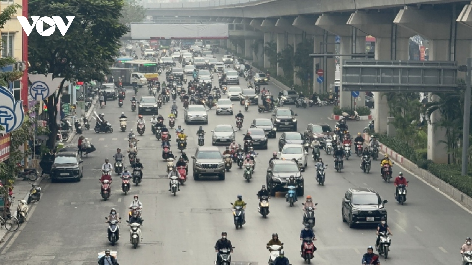 Light traffic congestion in Hanoi on first working day after New Year holiday