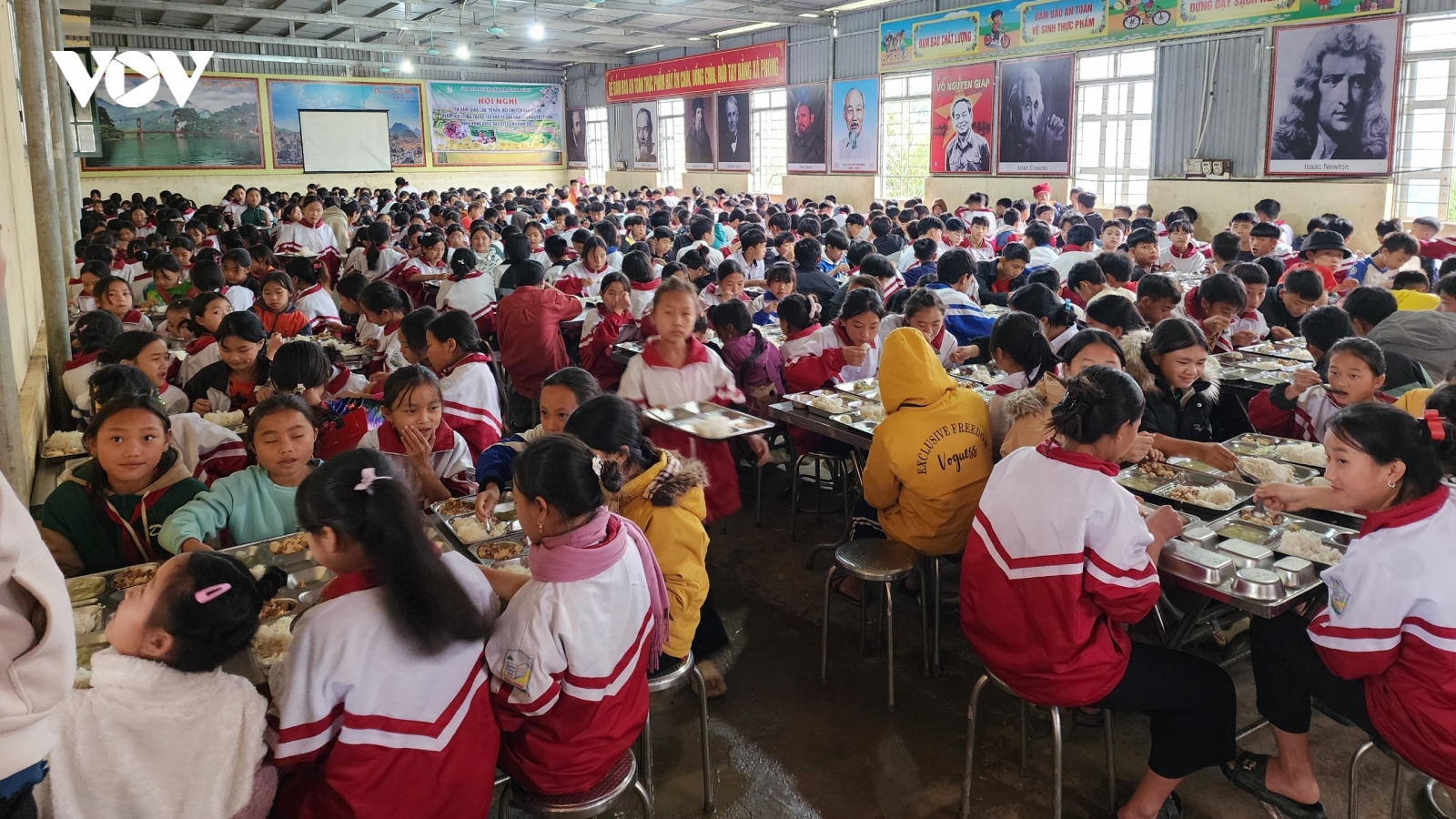Bữa ăn bán trú "kéo" học sinh vùng khó đến trường