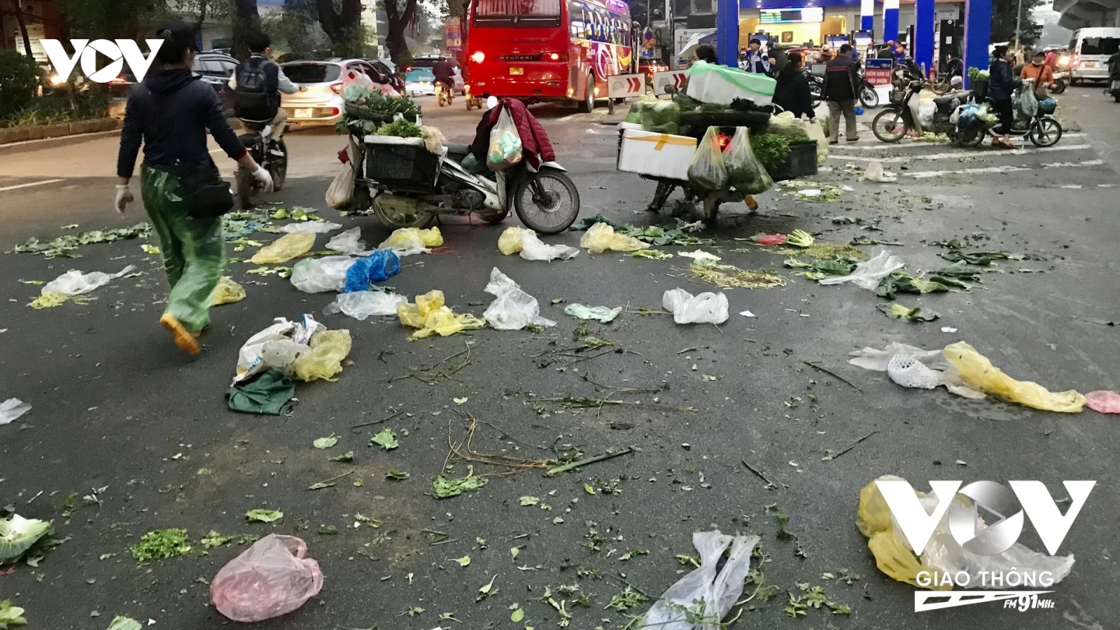 Ô nhiễm nước thải, rác nilon tại chợ cóc phố Cầu Mới (Hà Nội)