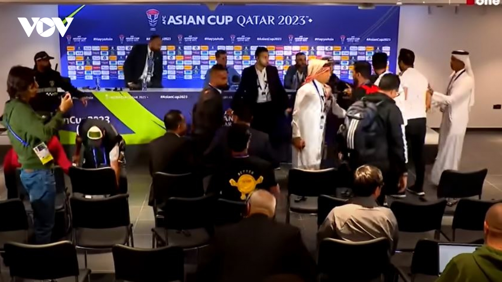 HLV Jesus Casas kể lại giây phút bị dọa đánh sau trận Iraq 2-3 Jordan