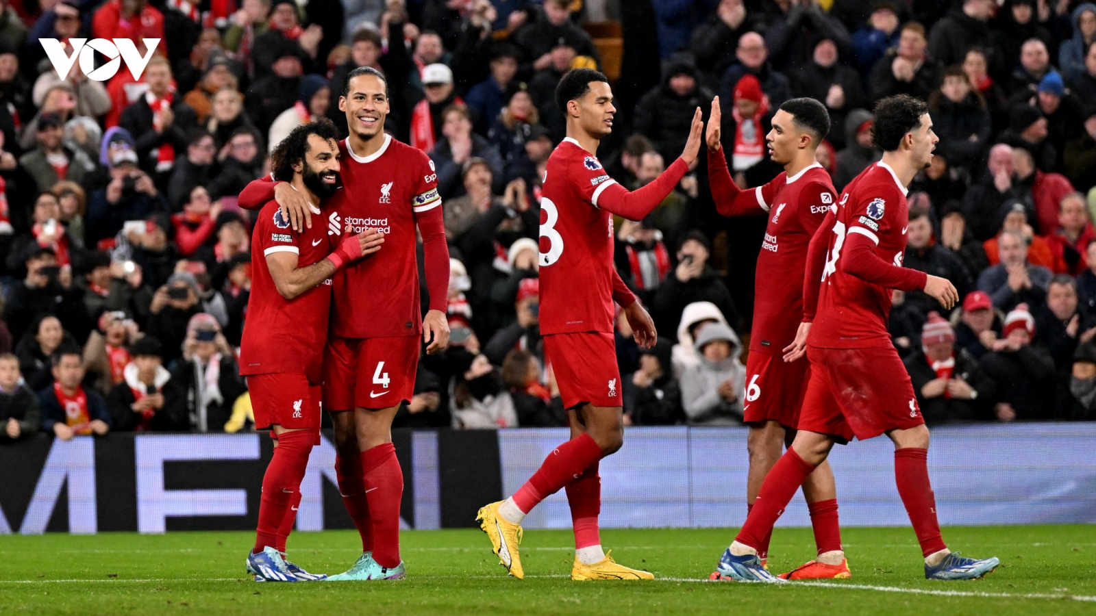 Kết quả Ngoại hạng Anh 2/1: Liverpool đánh bại Newcastle trong cơn mưa bàn thắng
