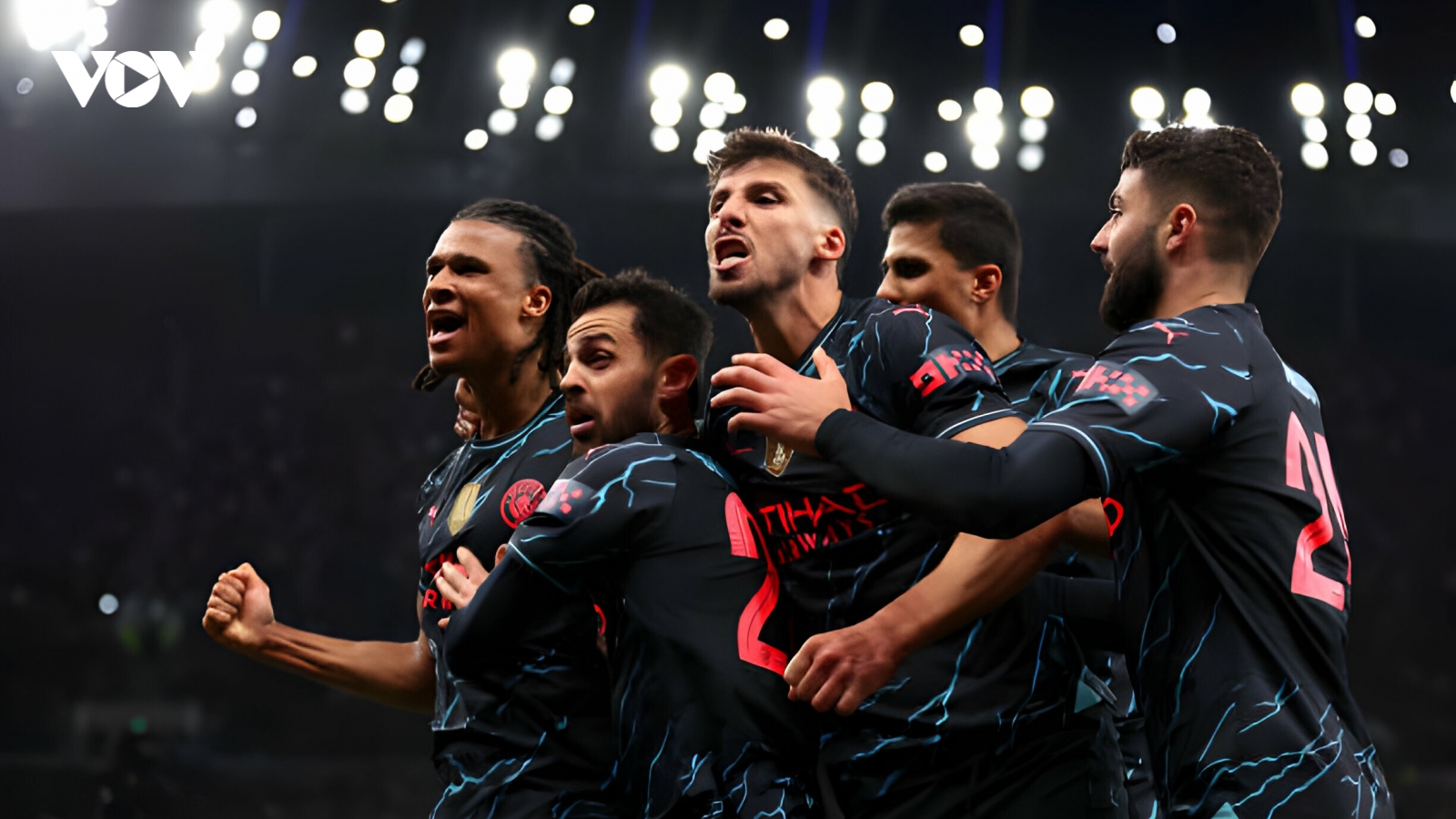 Man City loại Tottenham khỏi Cúp FA bằng bàn thắng gây tranh cãi