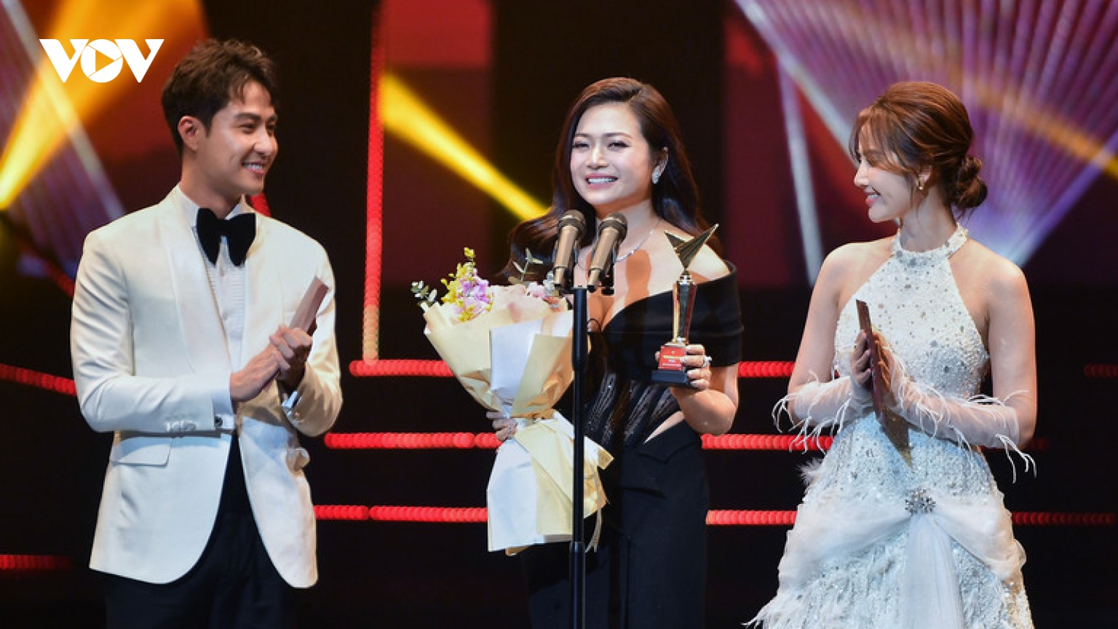 Kiều Anh khóc khi nhận giải Nữ diễn viên ấn tượng tại VTV Awards