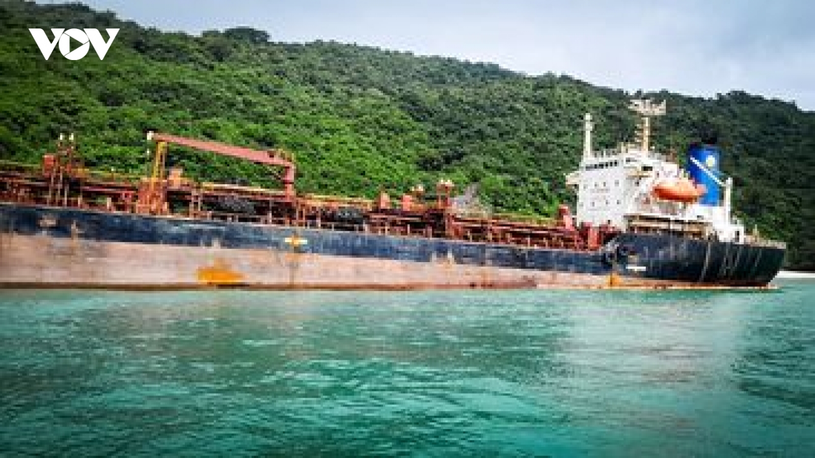 Chưa lai dắt được tàu nước ngoài mắc cạn ra khỏi khu bảo tồn biển Cù Lao Chàm