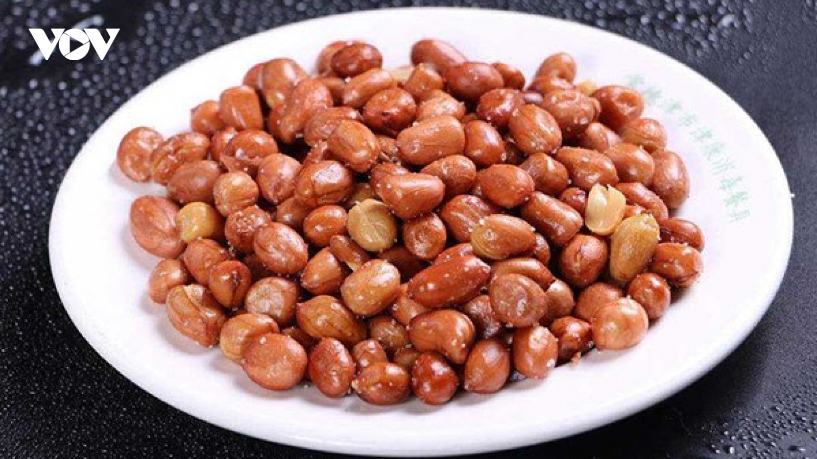 Lý do thực sự khiến nhà hàng phục vụ lạc rang trước khi lên đồ ăn