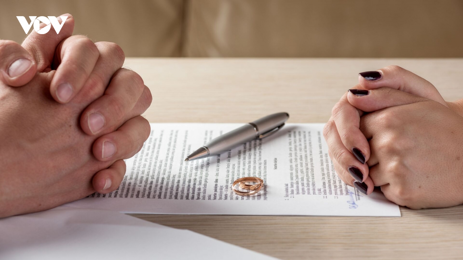 Sang nước ngoài được 4 năm, vợ đột nhiên đòi ly hôn