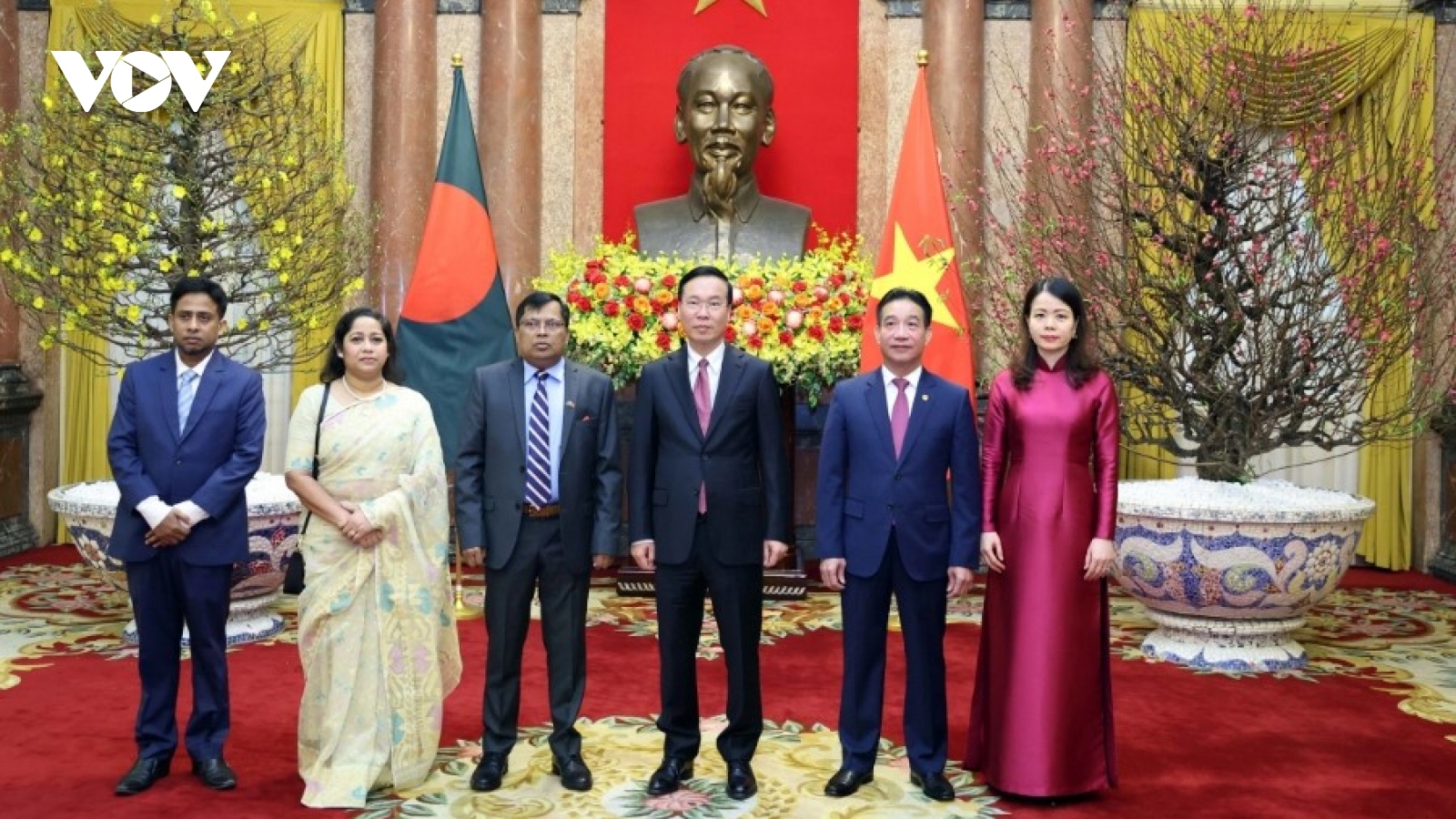 Vietnamese State leader receives ambassadors