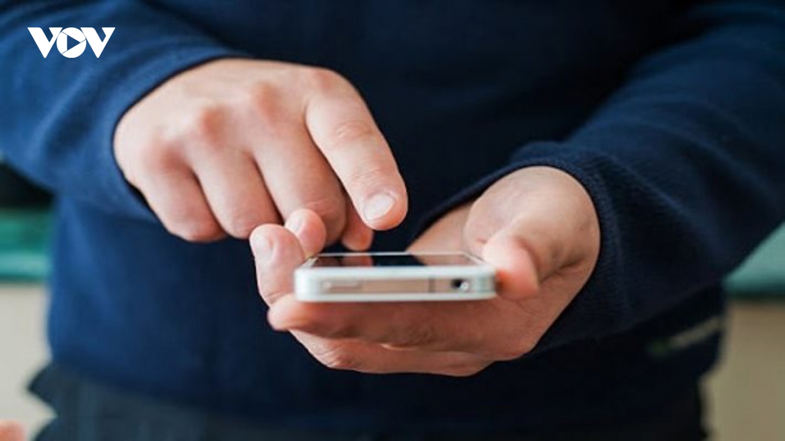 Vô tình đọc tin nhắn của vợ, tôi phát hiện bí mật động trời