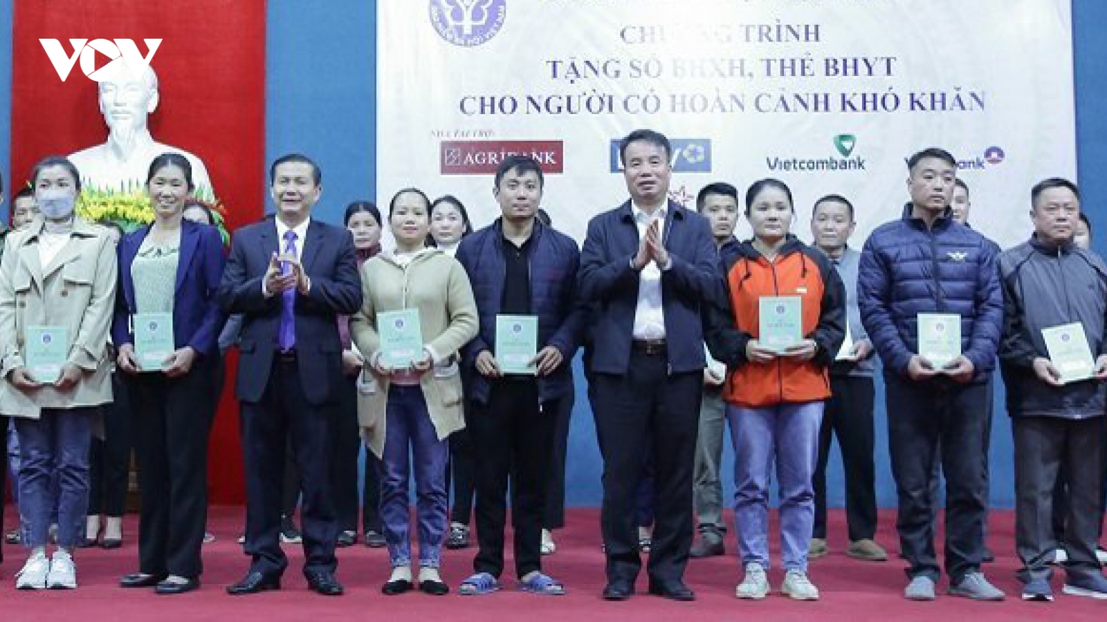 BHXH Việt Nam tặng sổ BHXH, thẻ BHYT cho người khó khăn tại tỉnh Hòa Bình