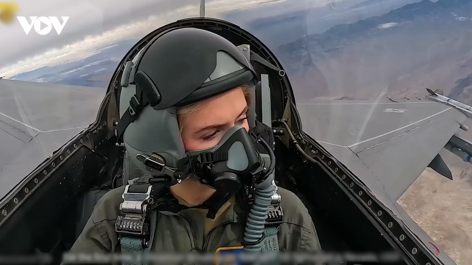 Cận cảnh Hoa hậu Mỹ 2024 lái máy bay tiêm kích F-16 trên bầu trời