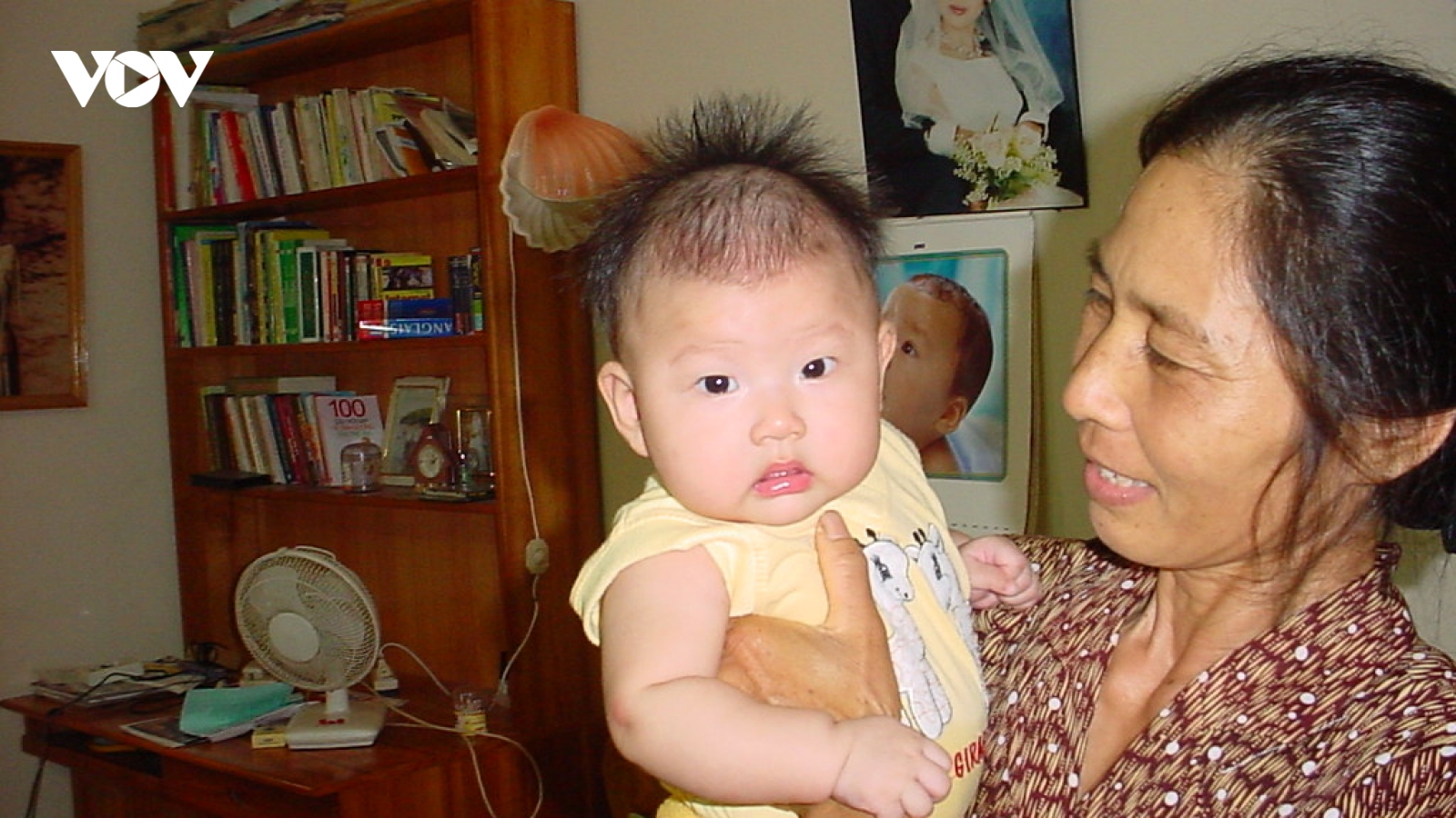 Bà ngoại 46 tuổi sợ rơi vào cảnh "nuôi con tu hú"