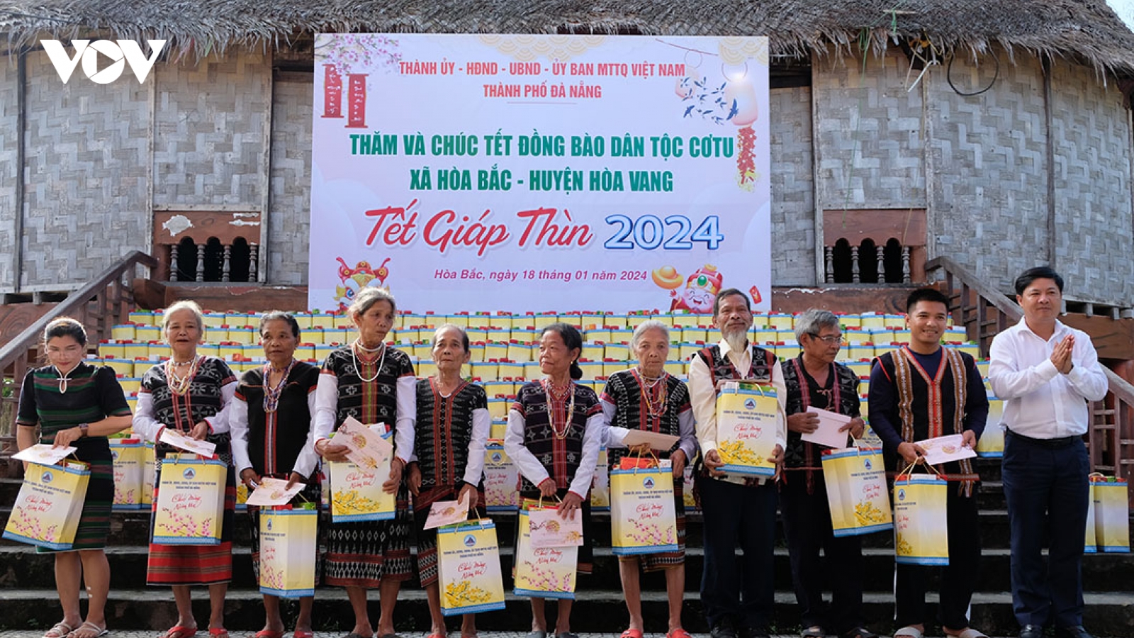 Mang quà Tết sớm đến với đồng bào Cơ Tu ở Đà Nẵng