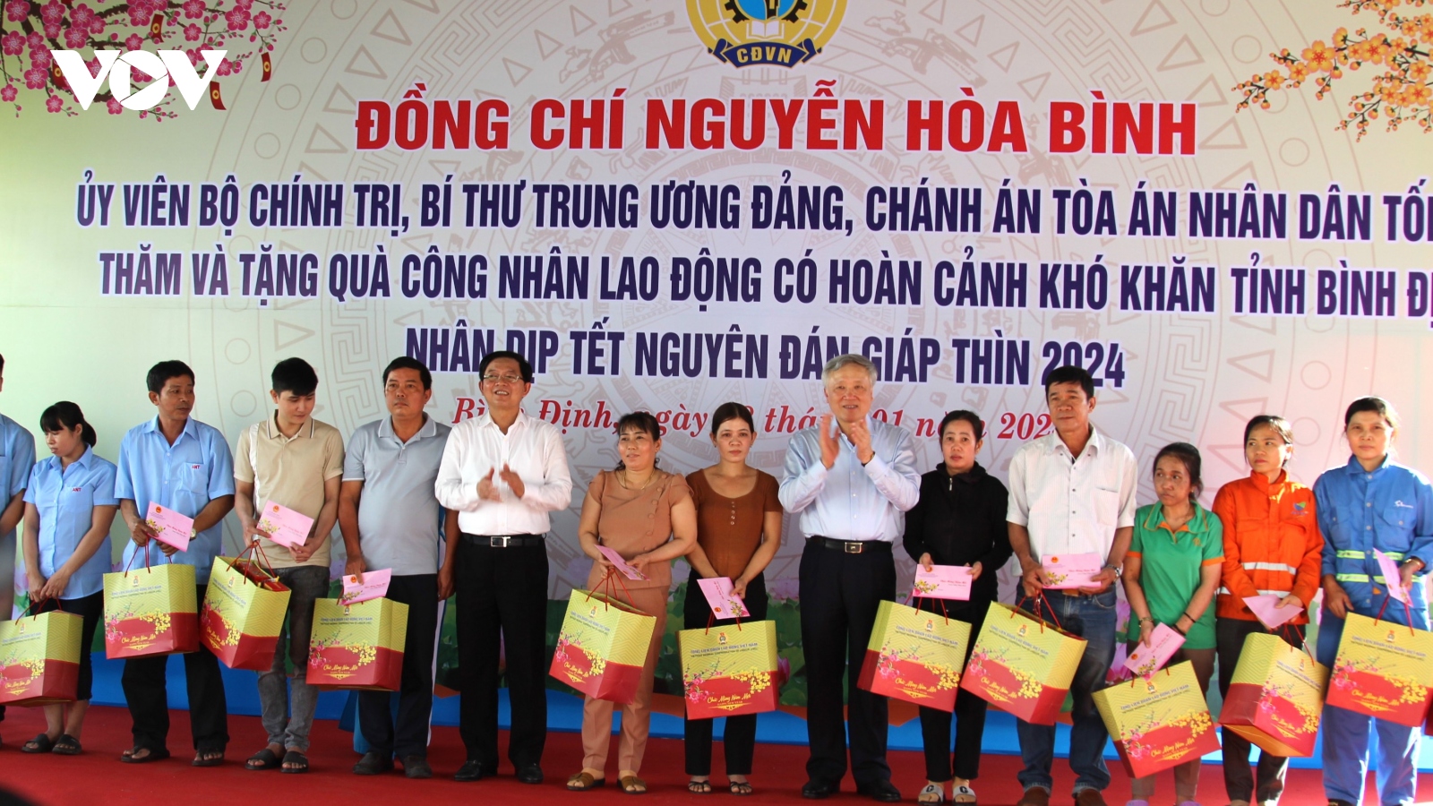 Ông Nguyễn Hòa Bình thăm, tặng quà Tết người lao động tại tỉnh Bình Định