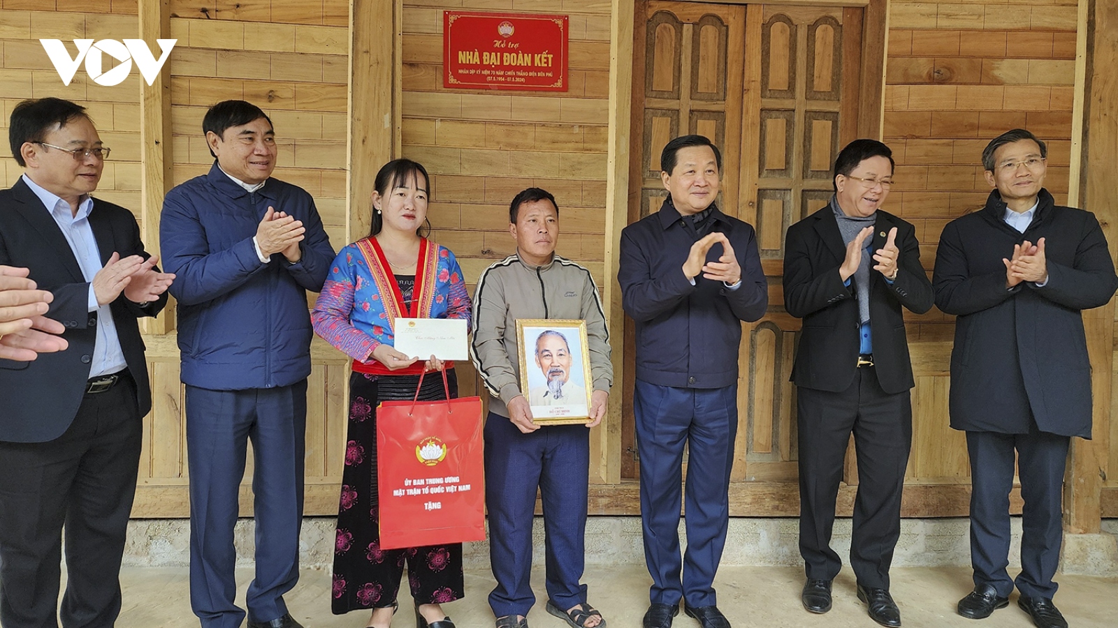 Phó Thủ tướng Lê Minh Khái thăm và tặng quà Tết tại huyện Nậm Pồ và Mường Chà