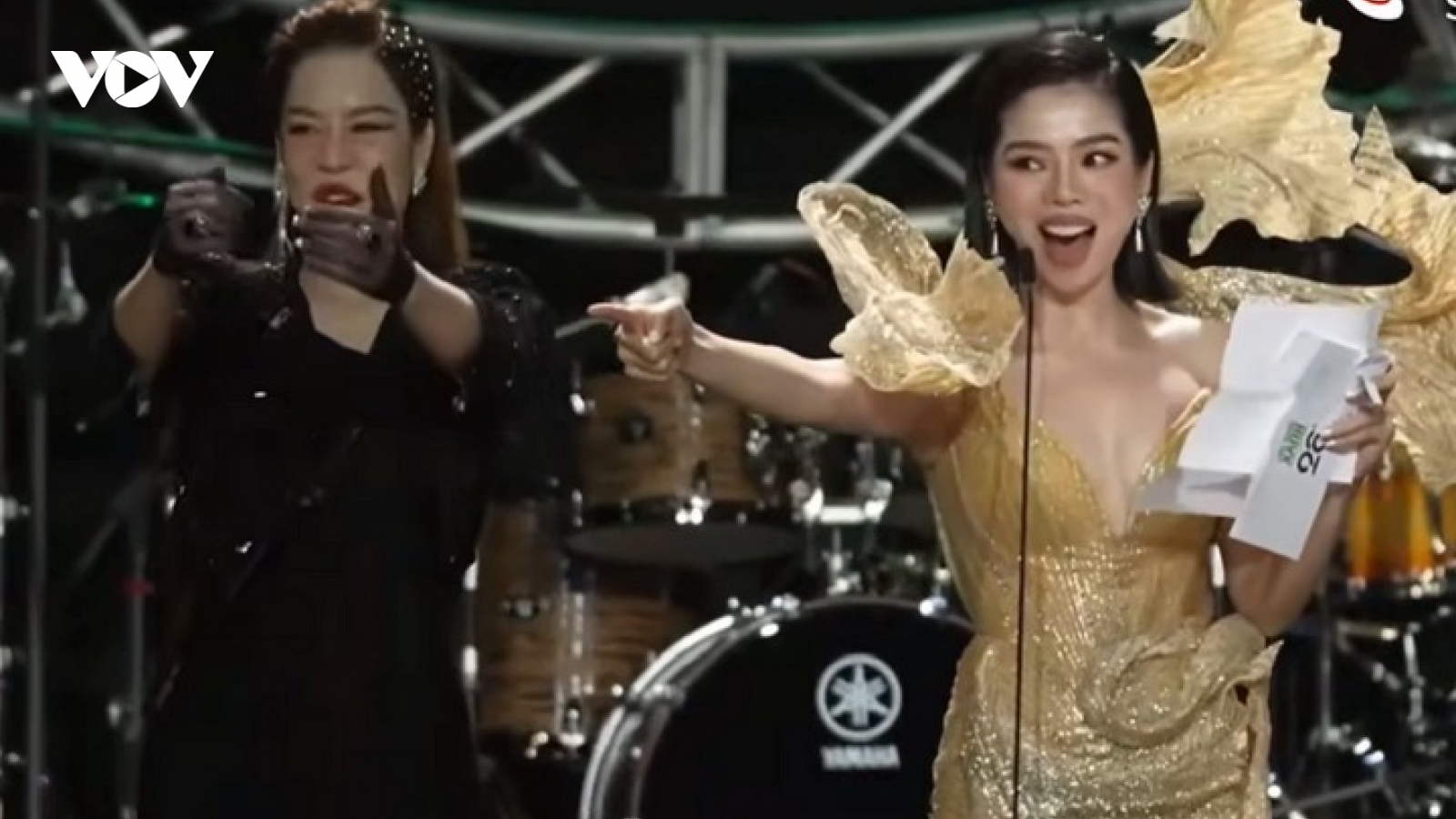 Lệ Quyên bị chỉ trích 'vô duyên, phá kịch bản' khi trao giải 'Làn sóng xanh'