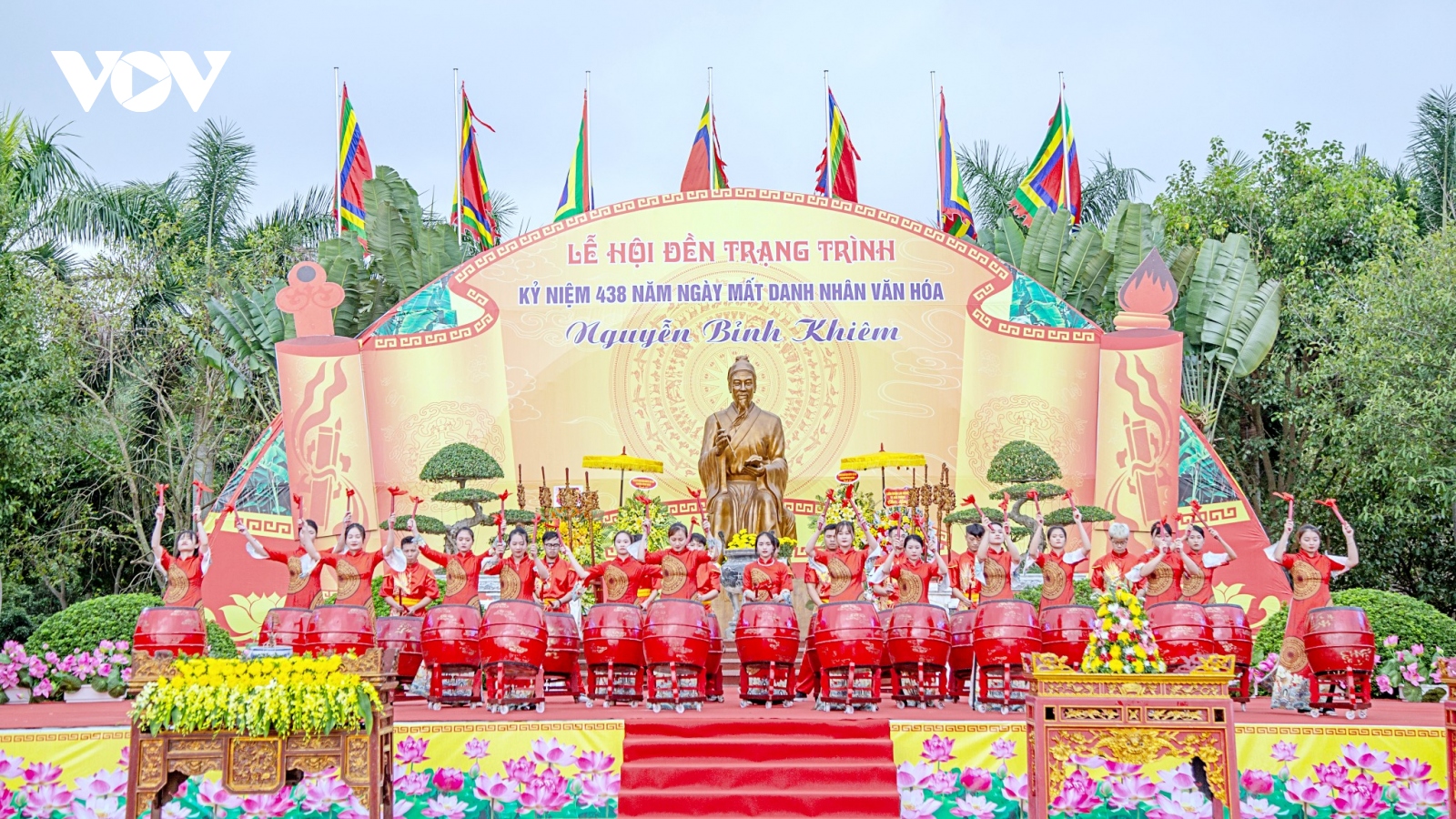 Rộn ràng lễ hội đền Trạng Trình Nguyễn Bỉnh Khiêm
