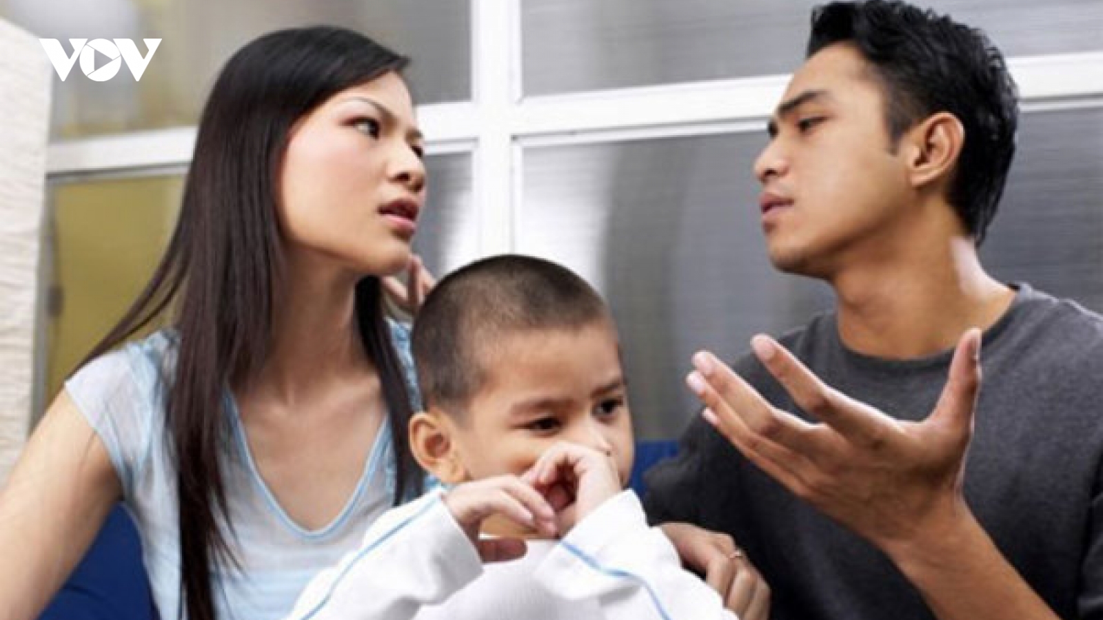 Người phụ nữ bực tức vì chồng cũ thường xuyên lén lút gặp con