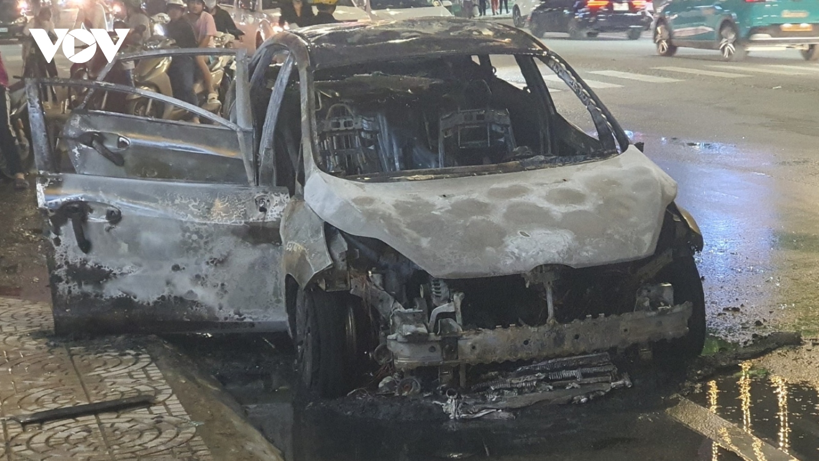 Xe ô tô bốc cháy khi đang di chuyển trên đường phố
