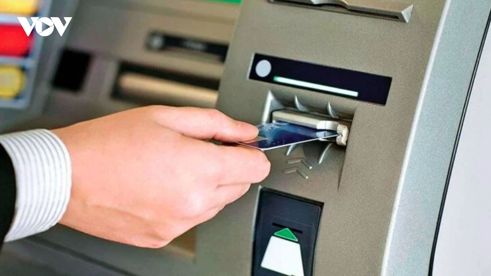 Cách tiết kiệm phí rút tiền tại ATM