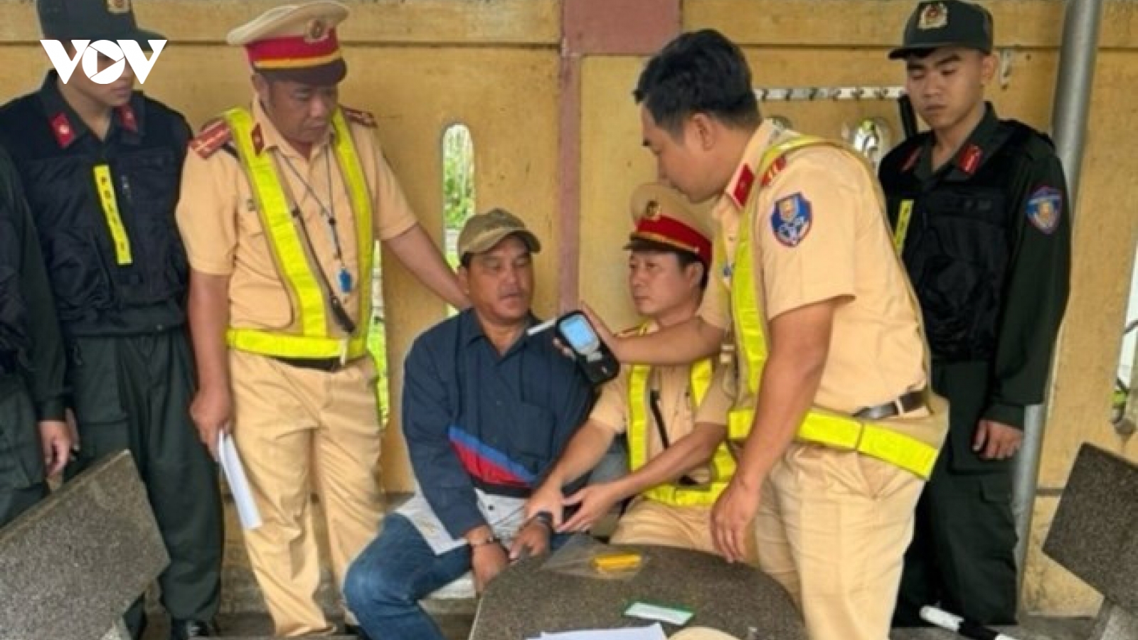 Tài xế dùng dao tấn công cảnh sát giao thông khi kiểm tra nồng độ cồn