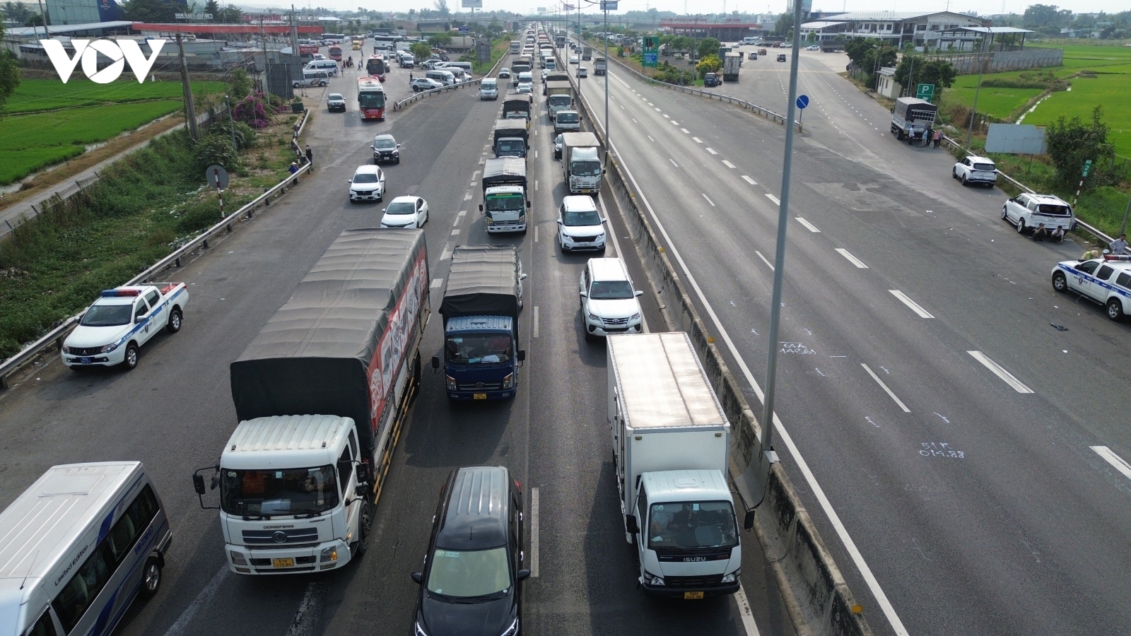 Liên tiếp xảy ra 2 vụ tai nạn, cao tốc TP.HCM - Trung Lương ùn tắc nhiều giờ