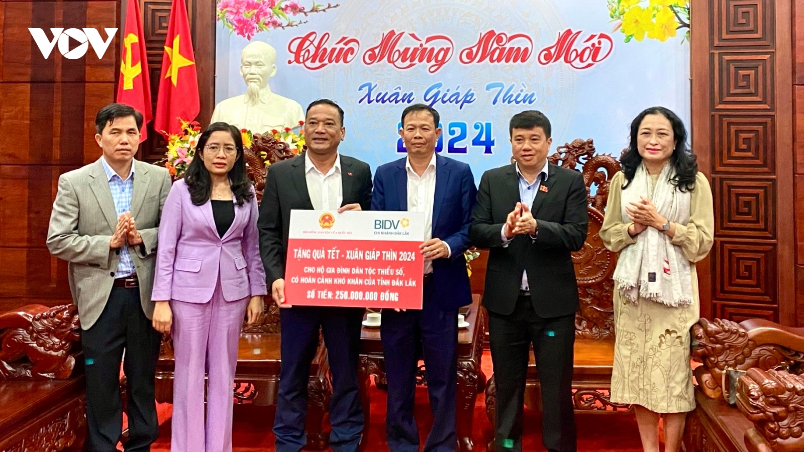 Chủ tịch Hội đồng dân tộc của Quốc hội tặng quà Tết tại Đắk Lắk