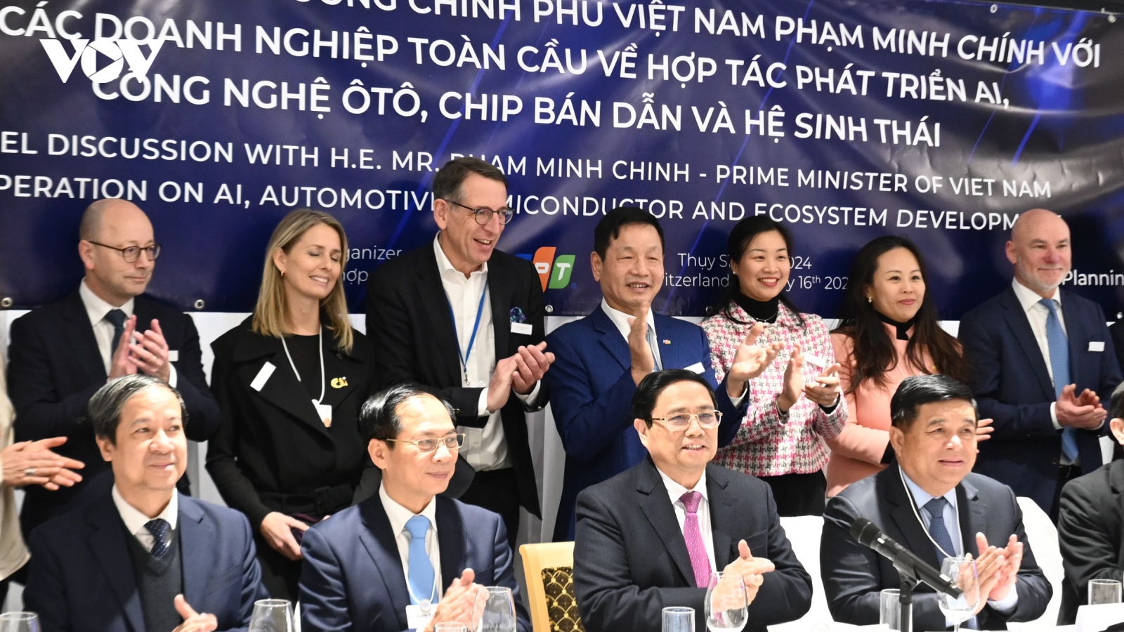 Thủ tướng tọa đàm về hợp tác phát triển AI, công nghệ ôtô, chip bán dẫn