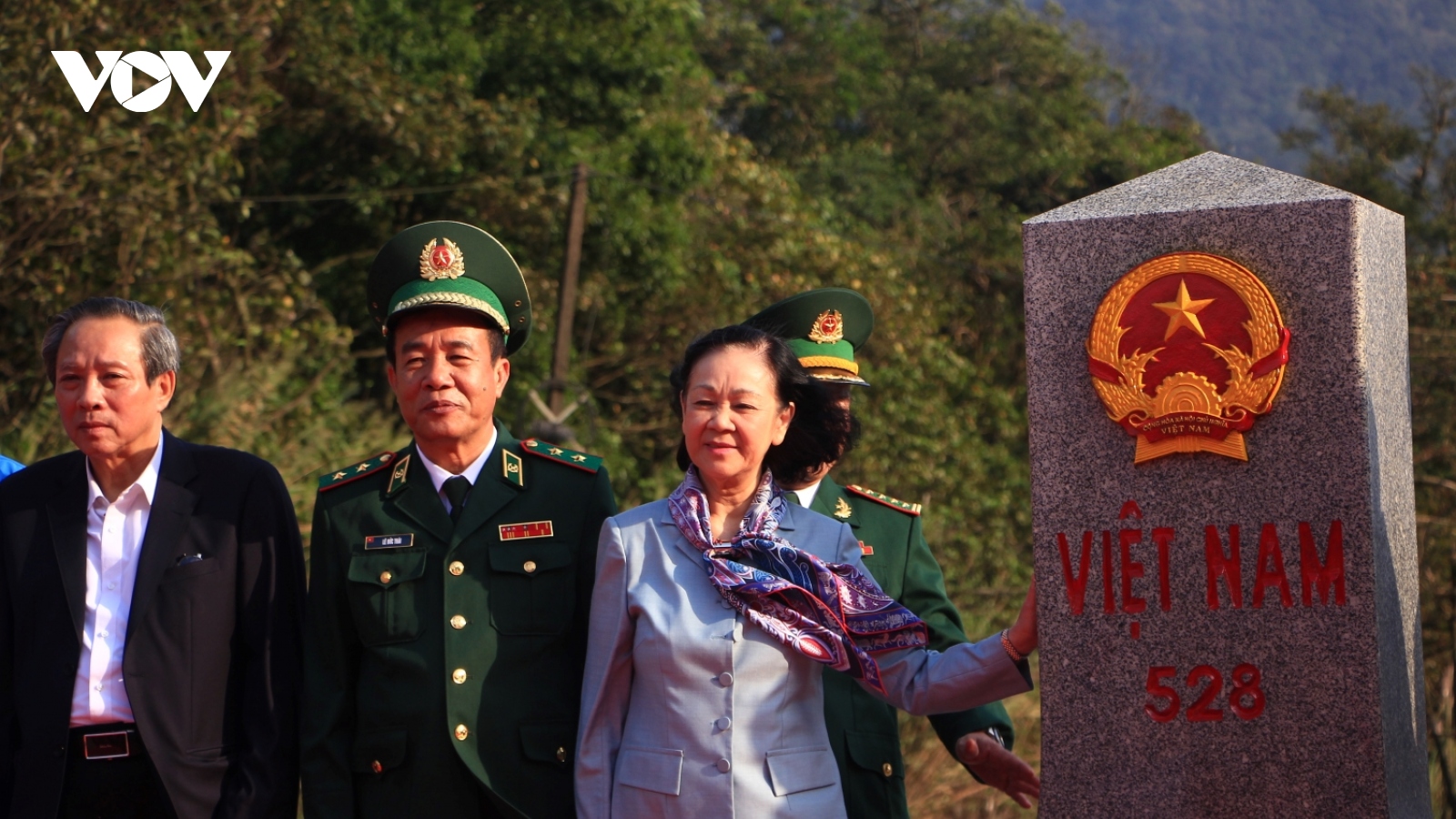 Thường trực Ban Bí thư thăm, tặng quà nhân dân chiến sỹ ở biên giới Quảng Bình