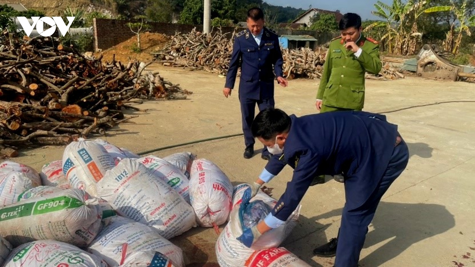 “Tóm gọn” hơn 1 tấn sản phẩm động vật bốc mùi, chảy nước khi đang đi tiêu thụ