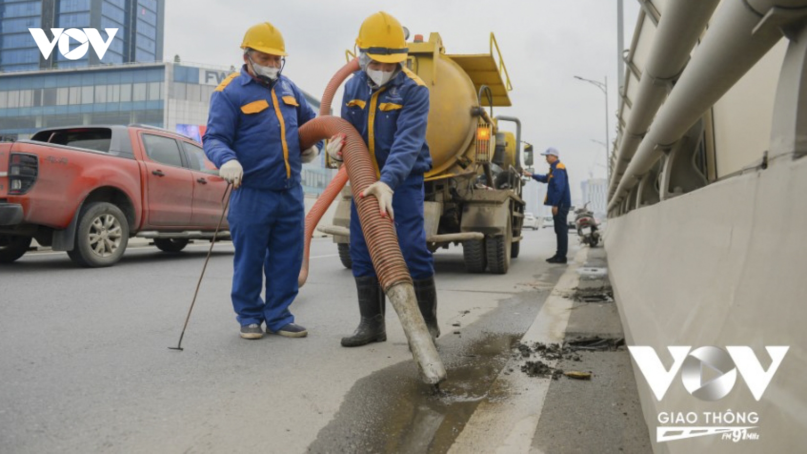 Dọn vệ sinh, chống ngập úng đường Vành đai 2 trên cao