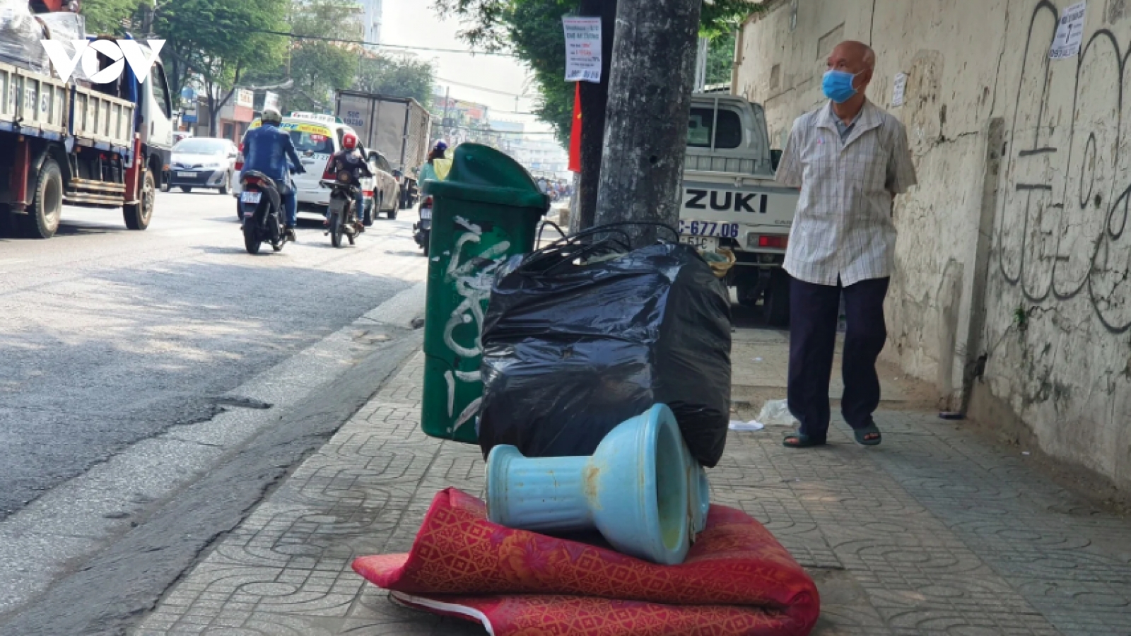 Vì sao chưa thể tổ chức mô hình thu gom rác mà vẫn để “thả nổi”?