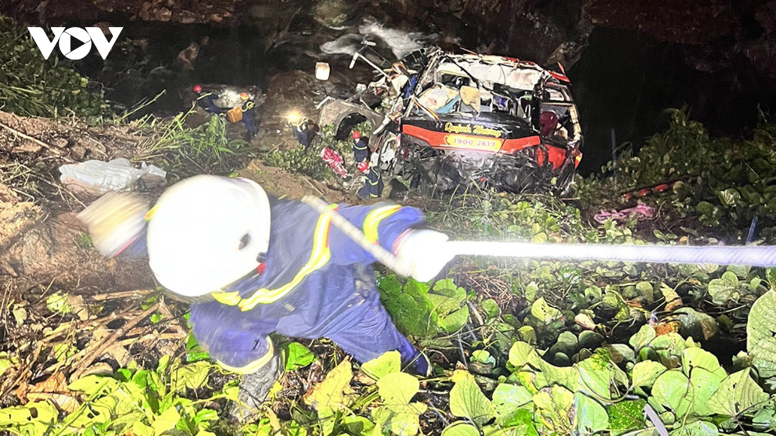 Xe ô tô lao xuống vực trên cao tốc La Sơn- Tuý Loan làm 3 người tử vong