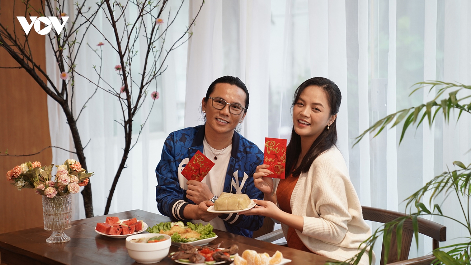 Thu Quỳnh bế bụng bầu đóng MV “Thế là Tết” của Mars Anh Tú