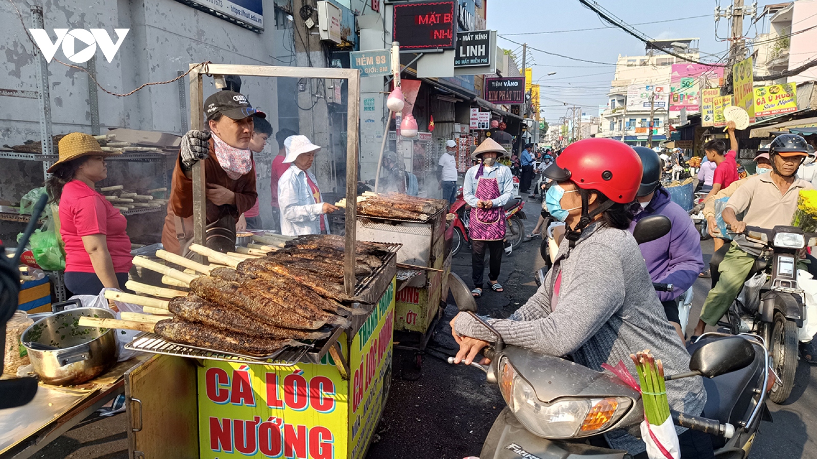 Chợ cá lóc nướng lớn nhất TP.HCM trong ngày Vía Thần tài không quá đông đúc