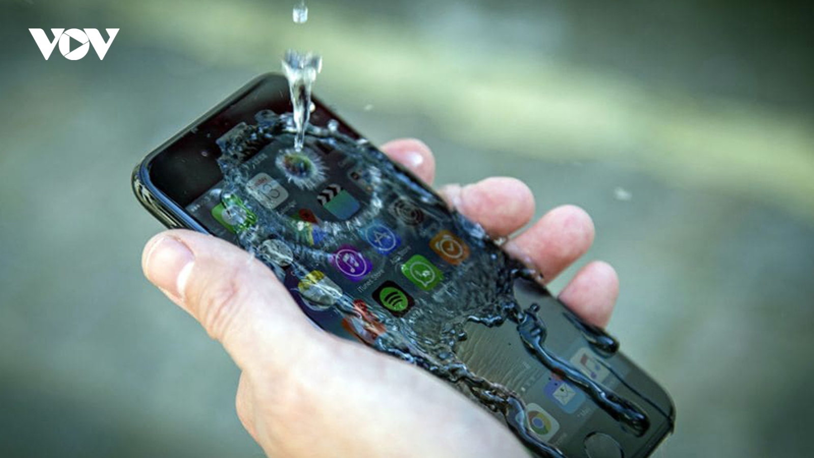 Apple hướng dẫn cách xử lý iPhone khi rơi vào nước