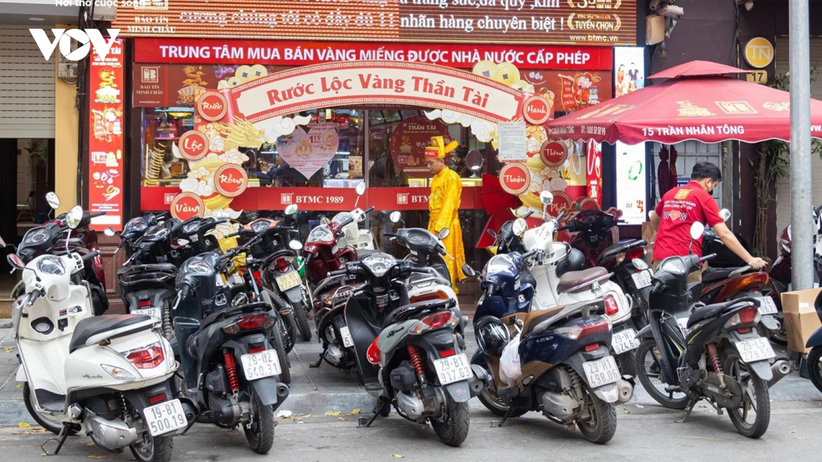 Đổ xô xếp hàng mua vàng trước ngày vía Thần Tài, nhiều nơi hết vàng gián đoạn