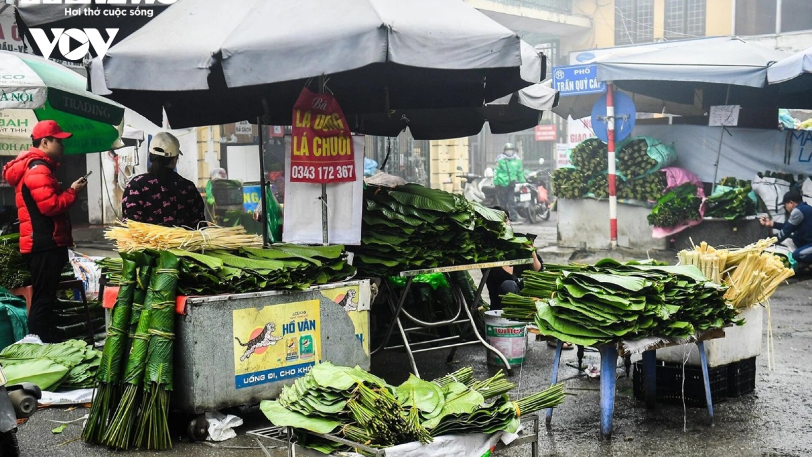 Chợ lá dong lâu đời nhất Hà Nội nhộn nhịp ngày giáp Tết