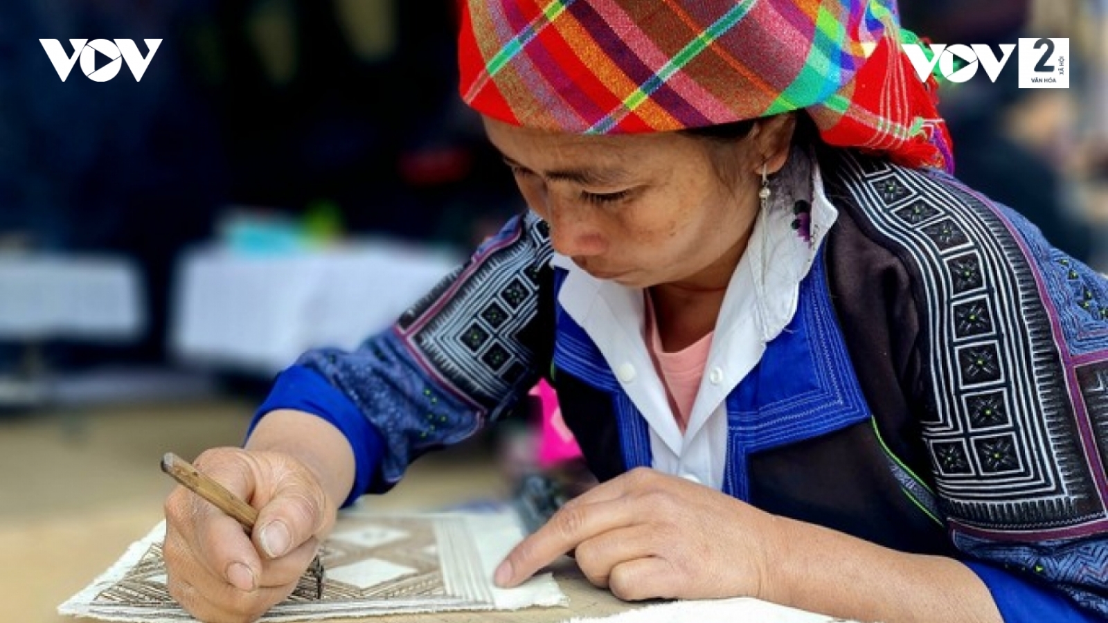 Độc đáo nghệ thuật vẽ sáp ong trên vải của đồng bào Mông tỉnh Yên Bái
