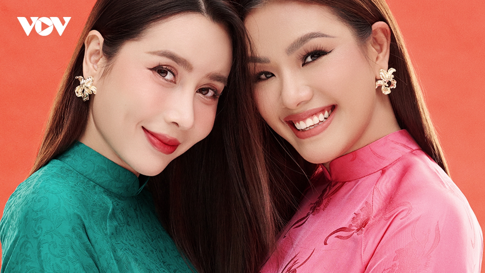 Hai "chị đẹp" Lưu Hương Giang - Phương Vy mặc áo dài đón Tết