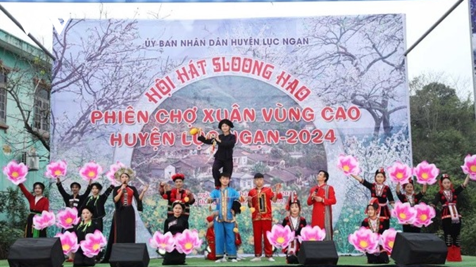 Hội hát Sloong hao và phiên chợ xuân vùng cao Lục Ngạn