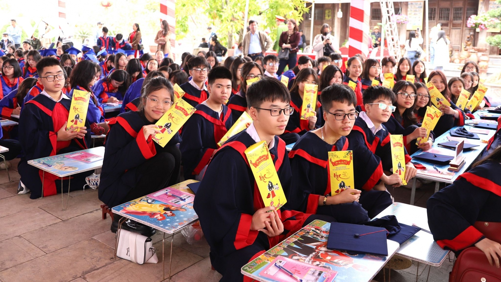 700 học sinh TP Hải Phòng khai bút đầu Xuân tại Khu tưởng niệm Vương triều Mạc