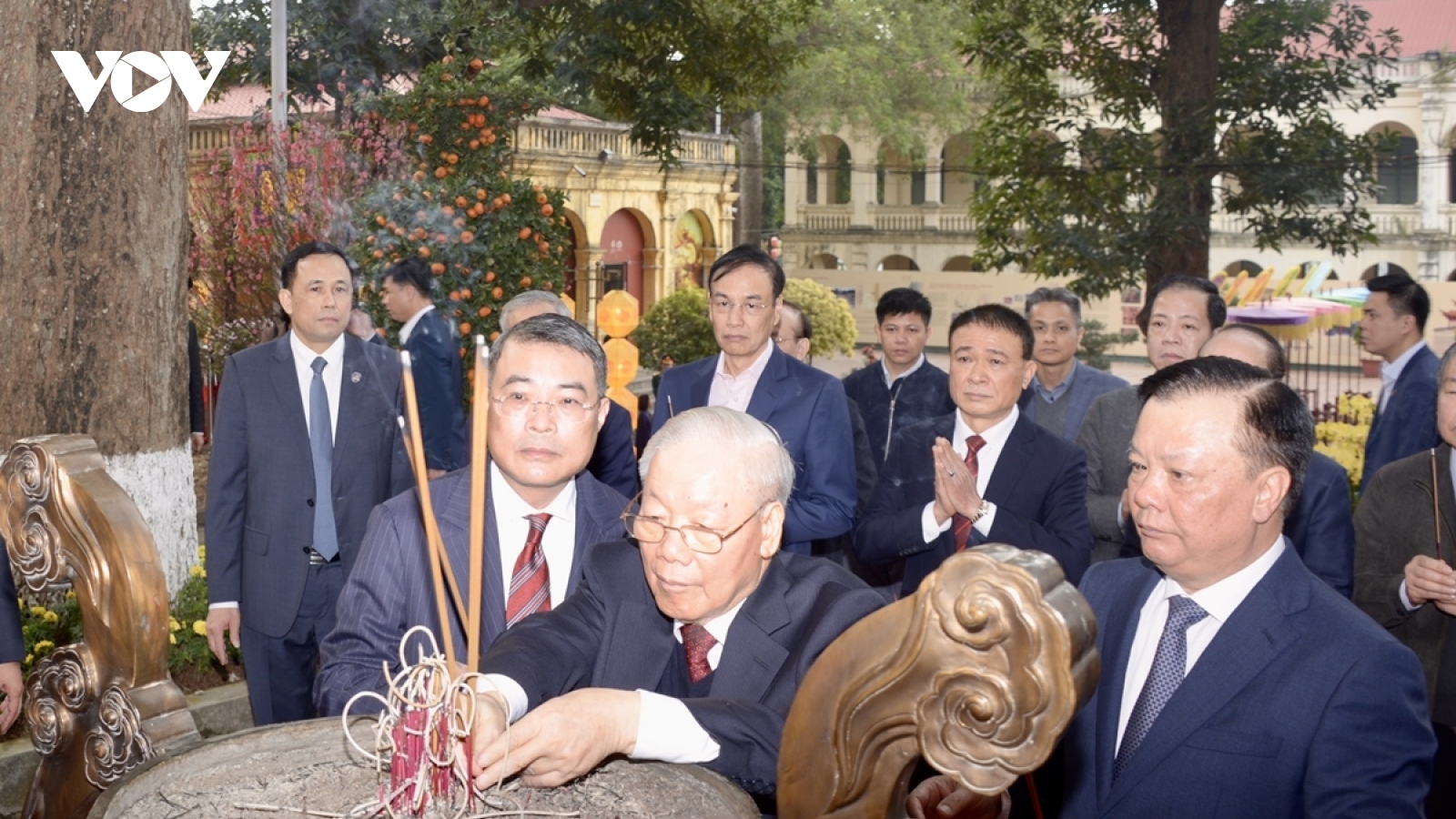 Party leader offers incense at Thang Long Imperial Citadel