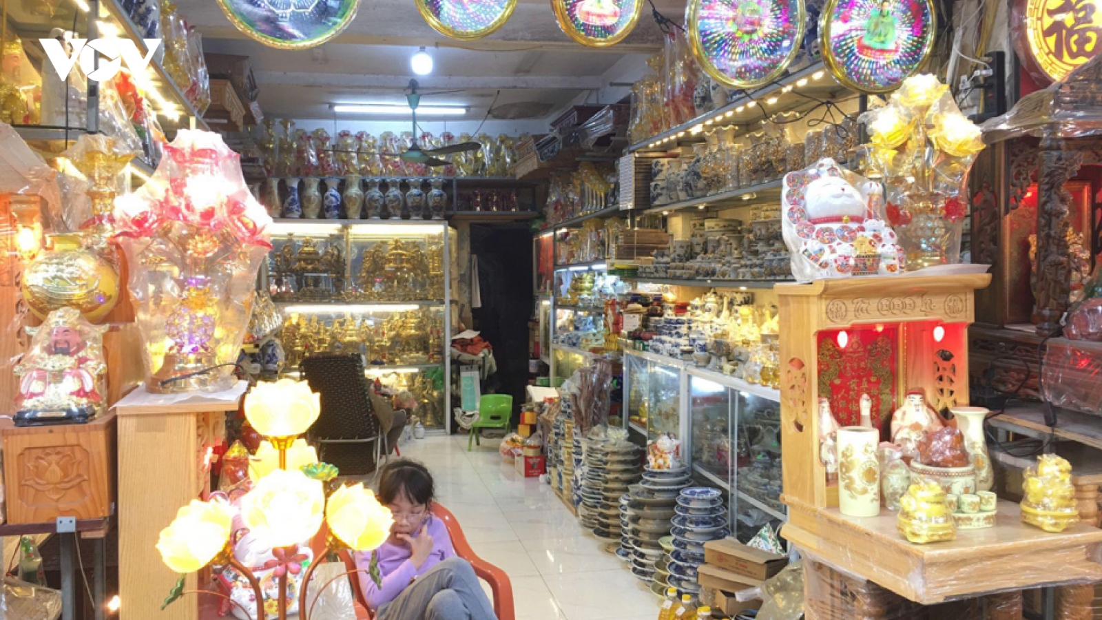 Phố đồ thờ Đê La Thành ảm đạm ngày cận Tết