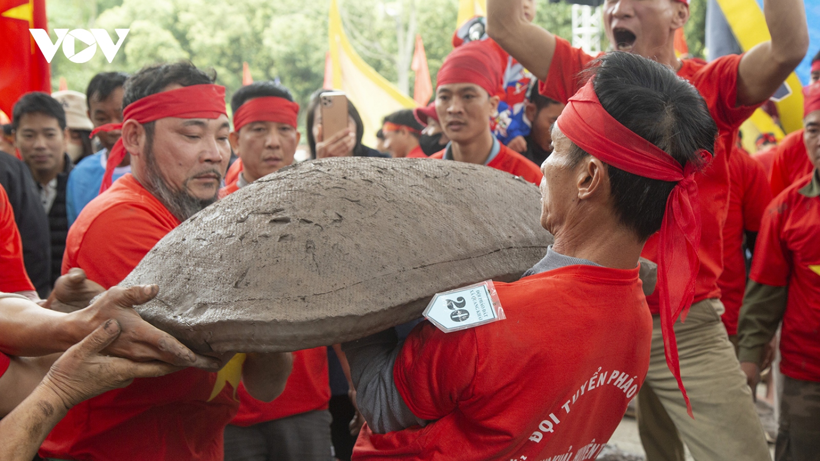 Trai làng hồ hởi "nổ" pháo đất tại lễ hội mùa xuân Côn Sơn - Kiếp Bạc