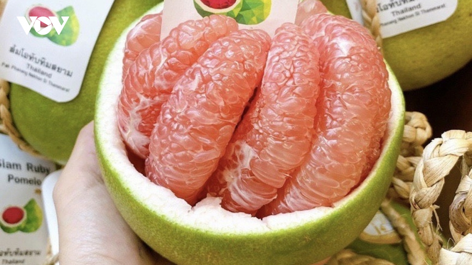 Bưởi ruby Thái Lan giá 400.000 đồng/quả vẫn hút khách dịp Tết