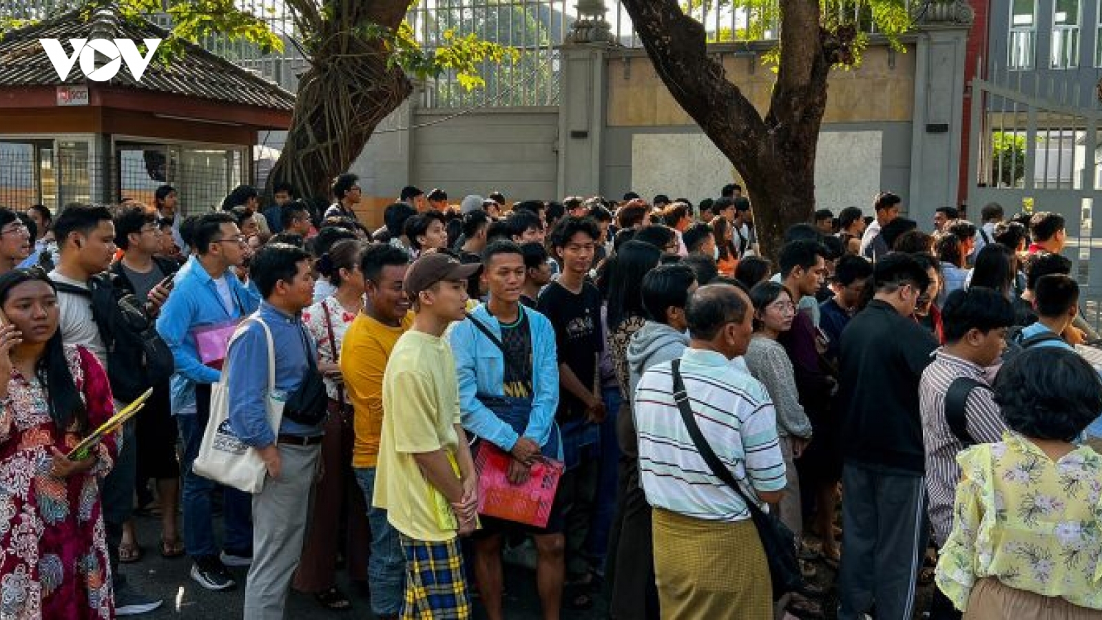Thanh niên Myanmar ồ ạt xin thị thực sang Thái Lan để tránh nghĩa vụ quân sự