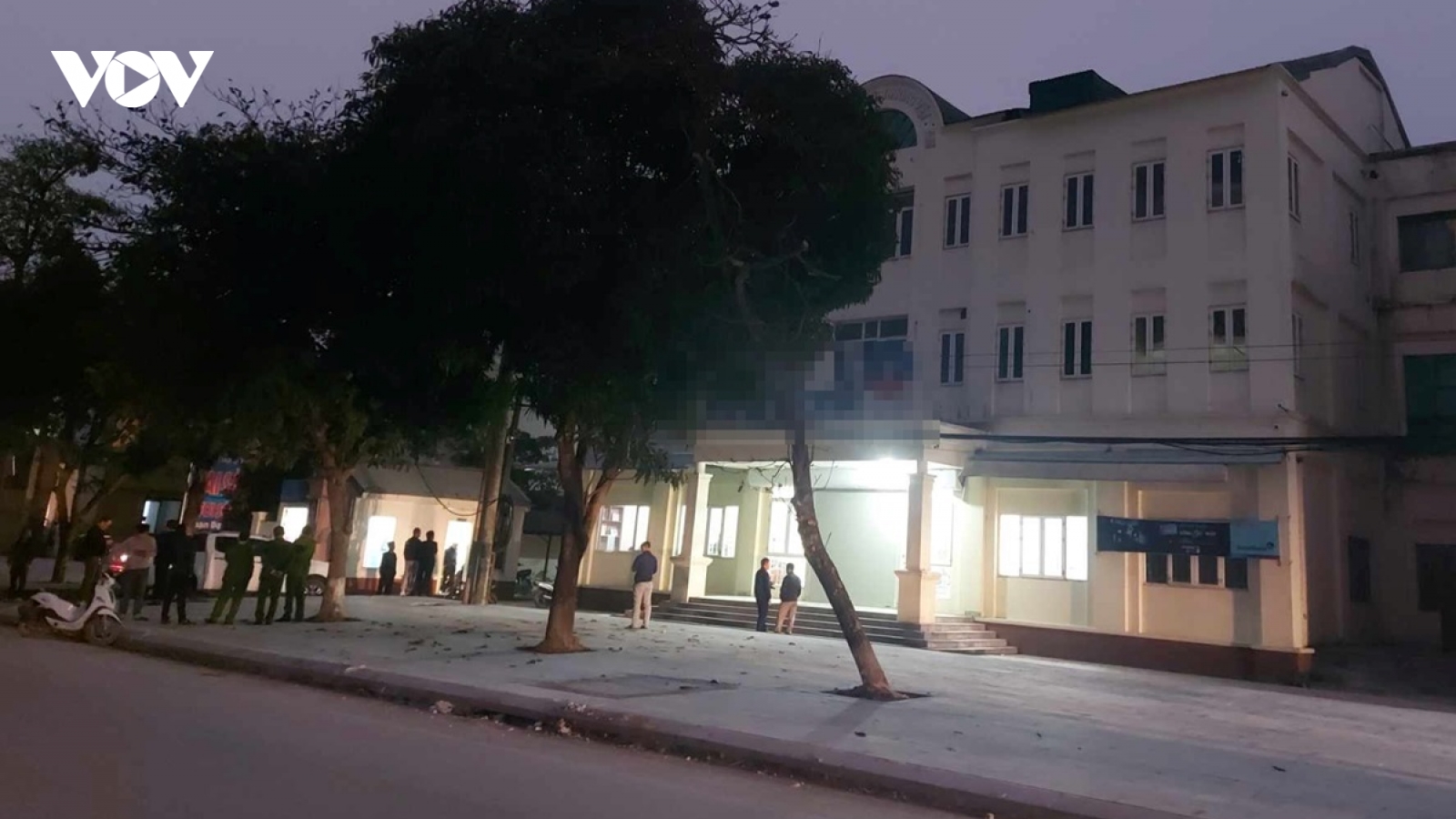 Truy bắt đối tượng cầm dao cướp ngân hàng ở Nghệ An