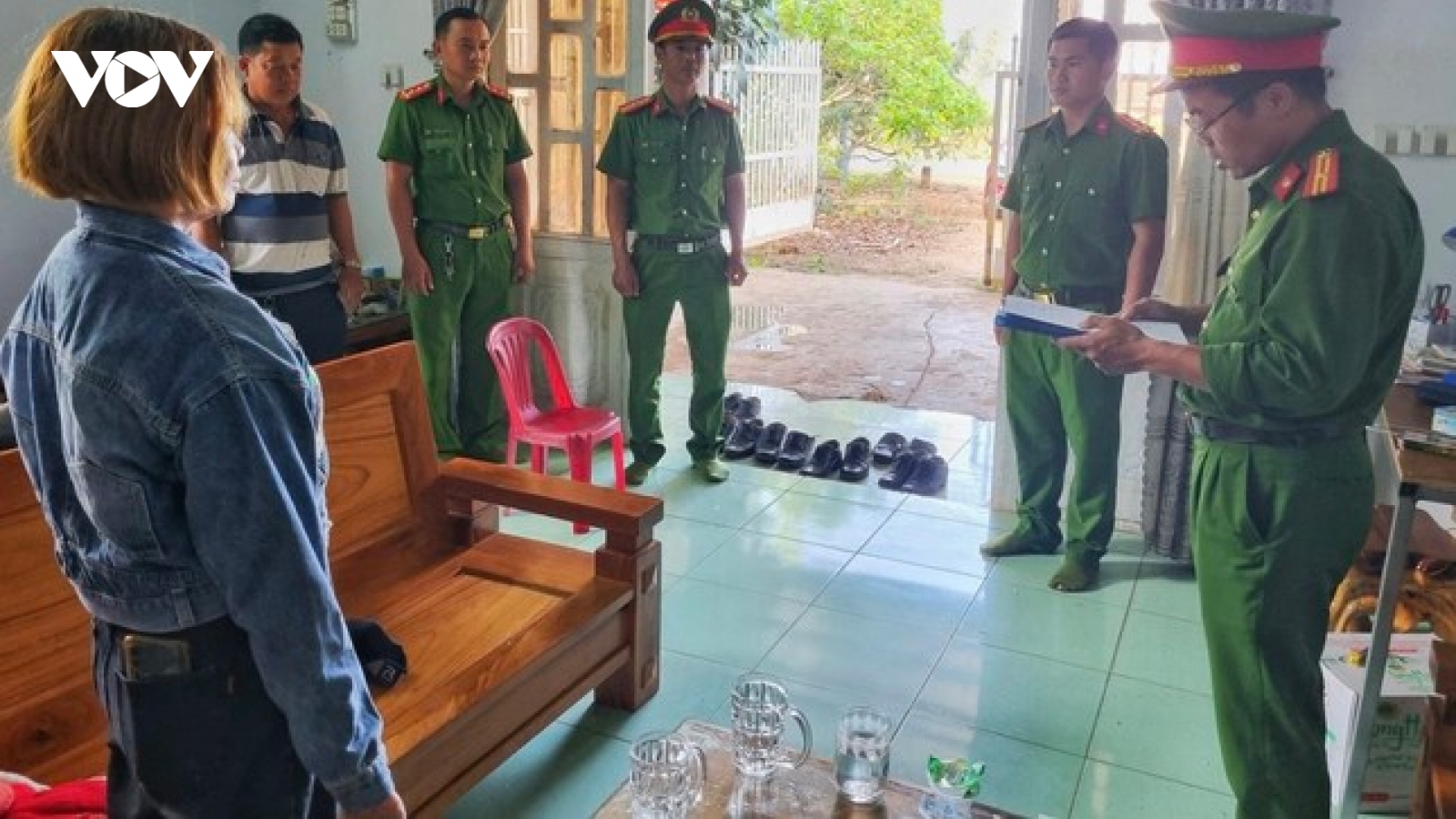 Đối tượng cho vay lãi nặng bị "con nợ" lừa cầm cố nhiều sổ đỏ giả